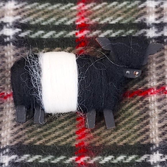 New Made in Scotland Belted Galloway Cow Pin Brooch Handmade - Picture 2 of 7